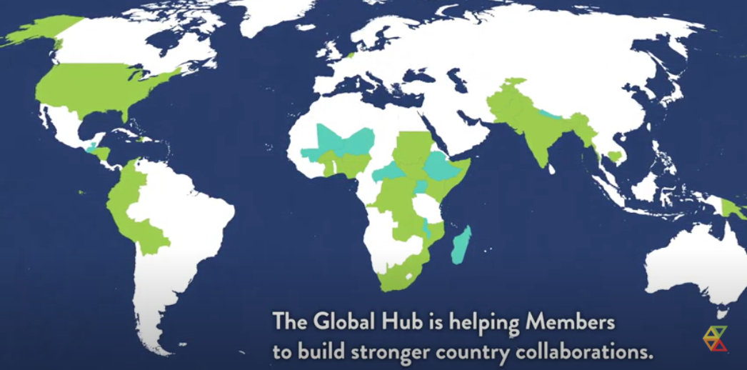 Una imagen de todos los continentes del mundo, con más de 40 países resaltados en verde. El texto en la parte inferior dice "The Global Hub está ayudando a los miembros a construir colaboraciones nacionales más sólidas".